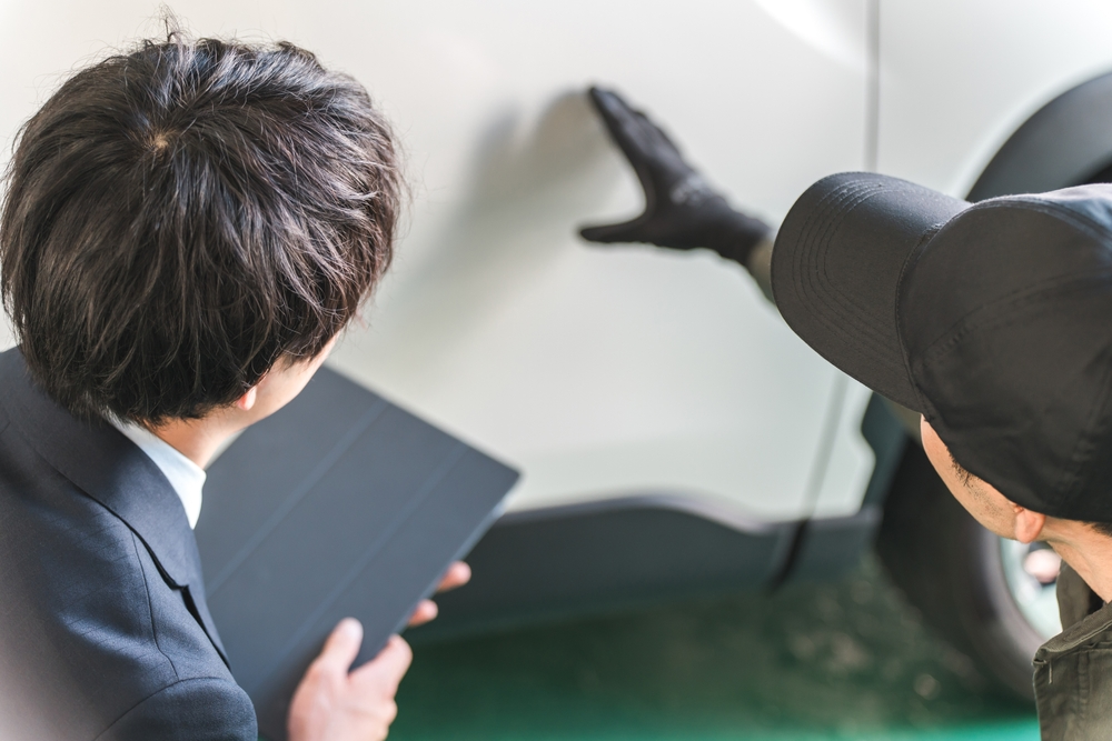 Fachleute prüfen ob der Rahmen vom Pkw verzogen ist