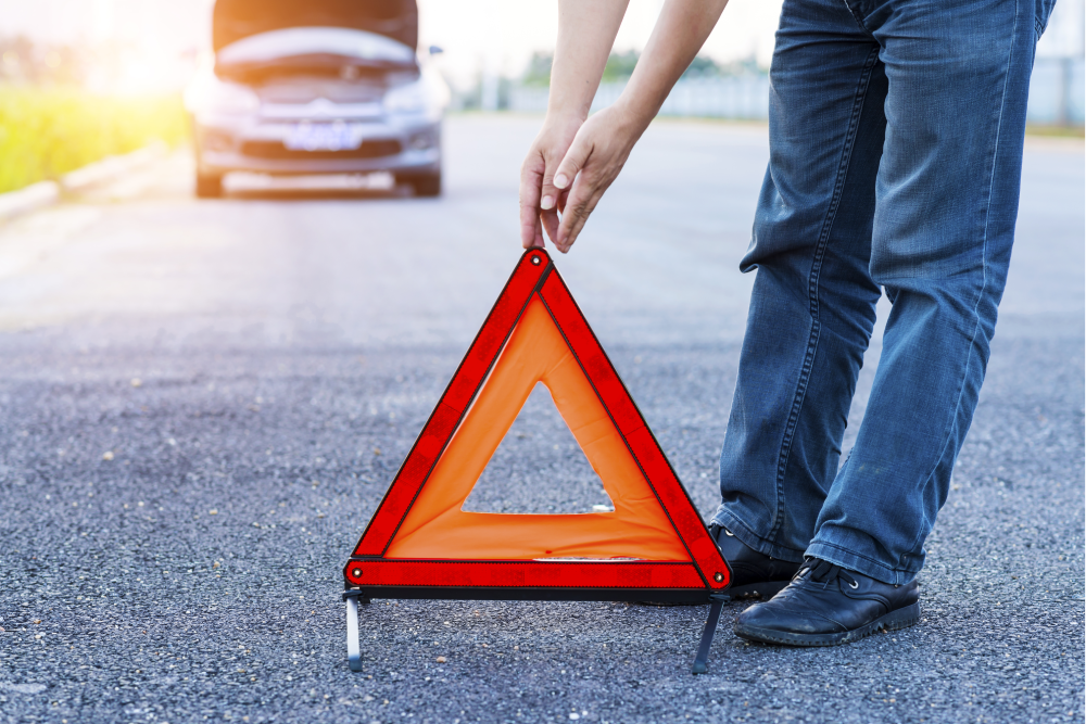 Mann, der rotes Notstoppschild auf der Straße platziert Mann, der rotes Notstoppschild auf der Straße platziert